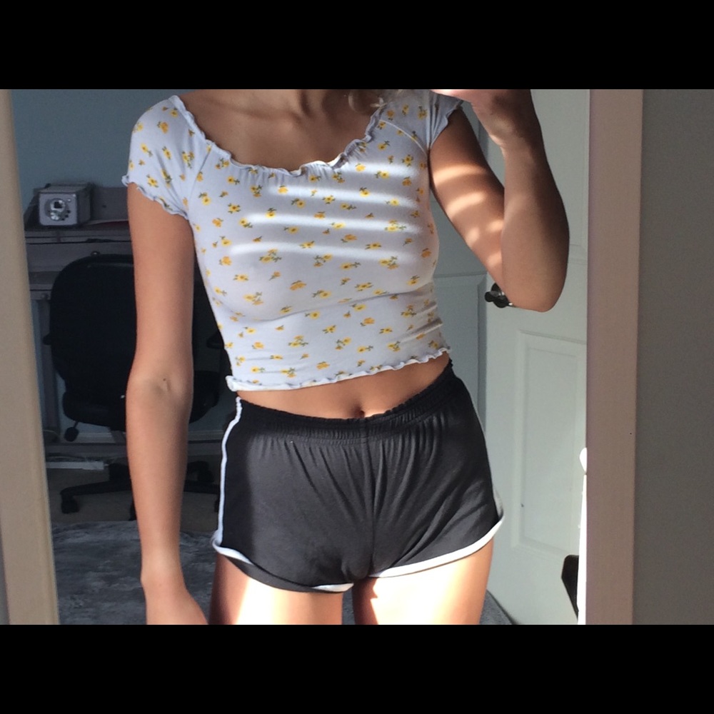 Baby blue buttercup crop top - Picture 2 of 5